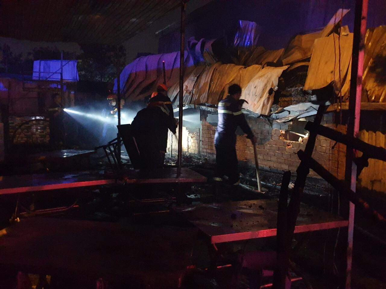 'Bà hỏa' thiêu rụi 3 ki ốt lúc rạng sáng ở Bình Dương ảnh 5