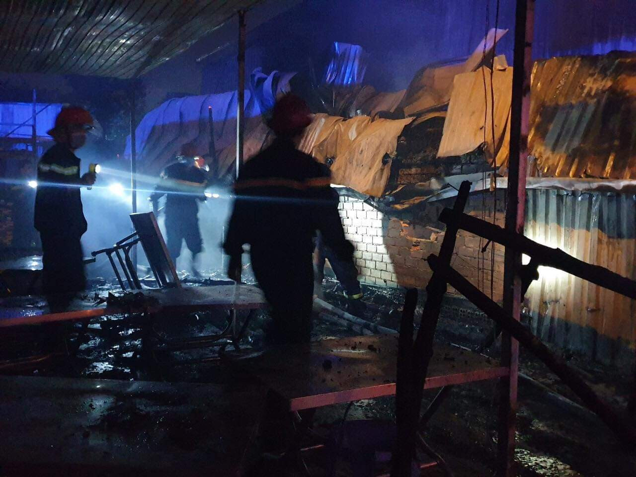 'Bà hỏa' thiêu rụi 3 ki ốt lúc rạng sáng ở Bình Dương ảnh 4