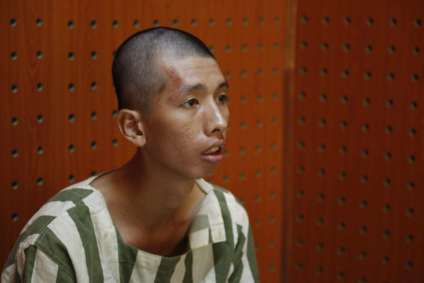 Ngủ dậy thấy vợ ngồi nhắn tin, chồng bóp cổ vợ đến chết ảnh 1