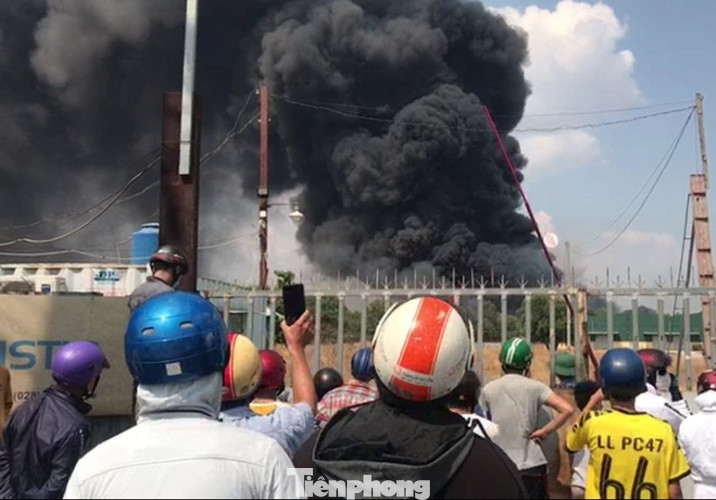 Bãi chứa lốp ô tô hơn 5.000m2 bốc cháy kinh hoàng ảnh 6