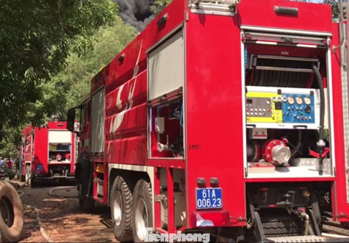 Bãi chứa lốp ô tô hơn 5.000m2 bốc cháy kinh hoàng ảnh 3