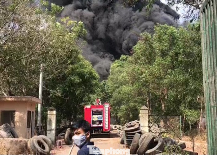 Bãi chứa lốp ô tô hơn 5.000m2 bốc cháy kinh hoàng ảnh 5