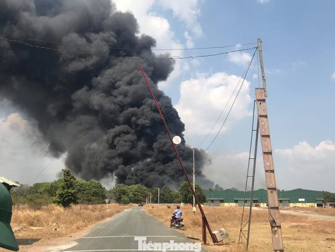 Bãi chứa lốp ô tô hơn 5.000m2 bốc cháy kinh hoàng ảnh 1