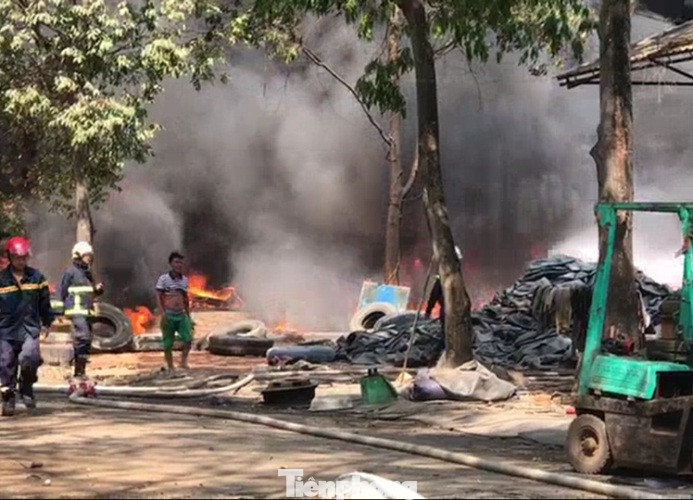 Bãi chứa lốp ô tô hơn 5.000m2 bốc cháy kinh hoàng ảnh 4