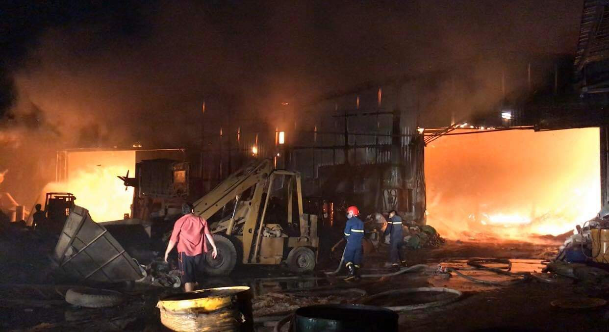 Công ty rộng 5.000m2 bốc cháy, công nhân tháo chạy trong đêm ảnh 1
