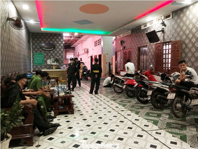 Hàng chục nam nữ phê ma túy trong quán karaoke ở Bình Dương ảnh 1