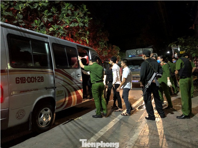 Hàng chục nam nữ phê ma túy trong quán karaoke ở Bình Dương ảnh 3