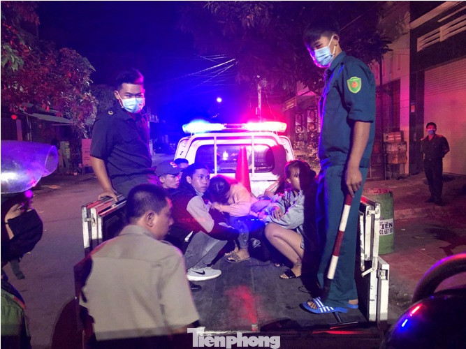 Hàng chục nam nữ phê ma túy trong quán karaoke ở Bình Dương ảnh 5
