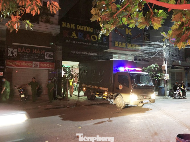 Hàng chục nam nữ phê ma túy trong quán karaoke ở Bình Dương ảnh 4