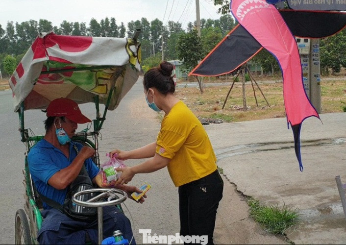 Tình người thời dịch COVID-19: ‘Lá rách ít đùm lá rách nhiều’ ảnh 2