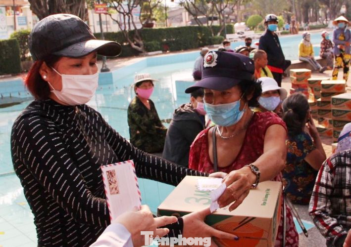 Tình người thời dịch COVID-19: ‘Lá rách ít đùm lá rách nhiều’ ảnh 3