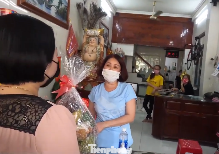 Tình người thời dịch COVID-19: ‘Lá rách ít đùm lá rách nhiều’ ảnh 5