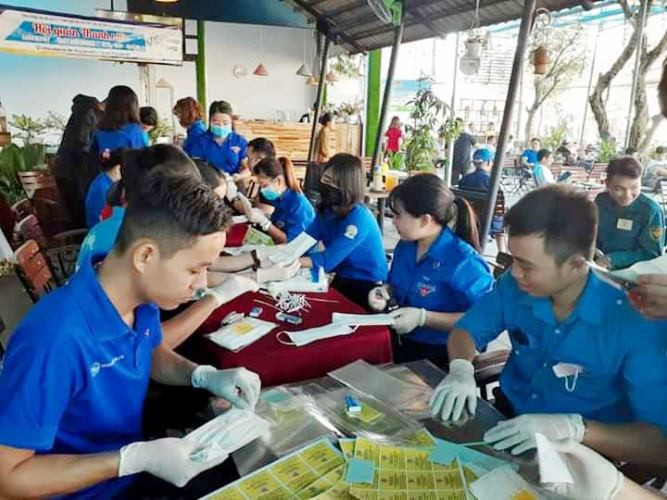 Chia sẻ chống dịch COVID-19: Phát cơm miễn phí, hỗ trợ tiền người bán vé số ảnh 10