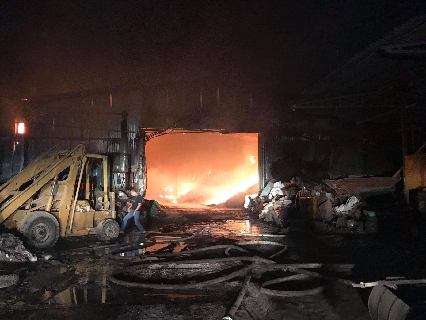 Công ty rộng 5.000m2 bốc cháy, công nhân tháo chạy trong đêm ảnh 3