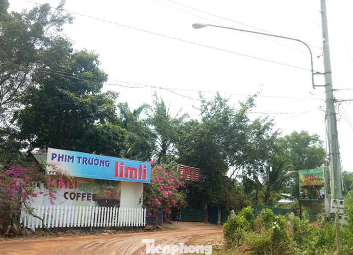 Phim trường, nhà hàng trái phép mọc như 'nấm' bên sông ảnh 1