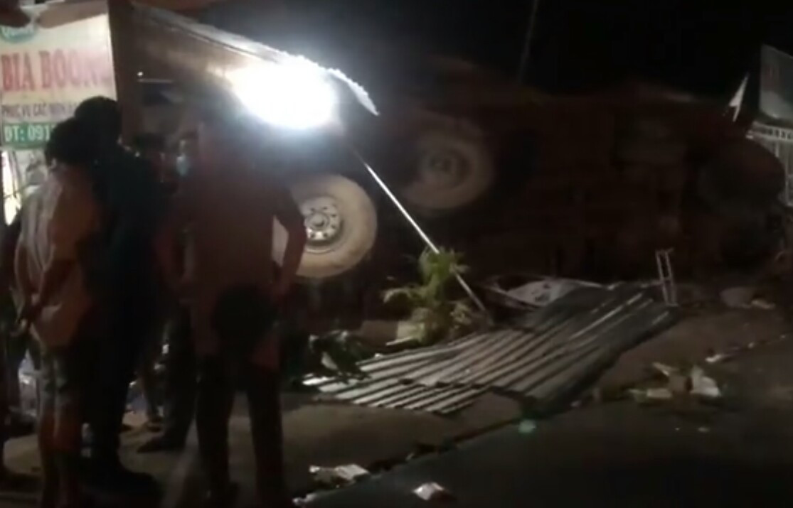 Xe tải lật ngửa khi đè bẹp 3 xe máy, tông sập nhà dân ảnh 3