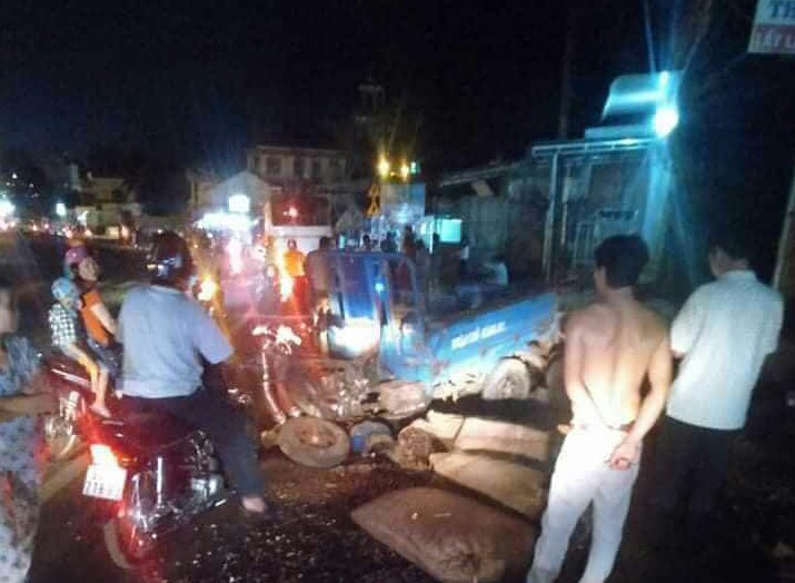 Xe tải lật ngửa khi đè bẹp 3 xe máy, tông sập nhà dân ảnh 2