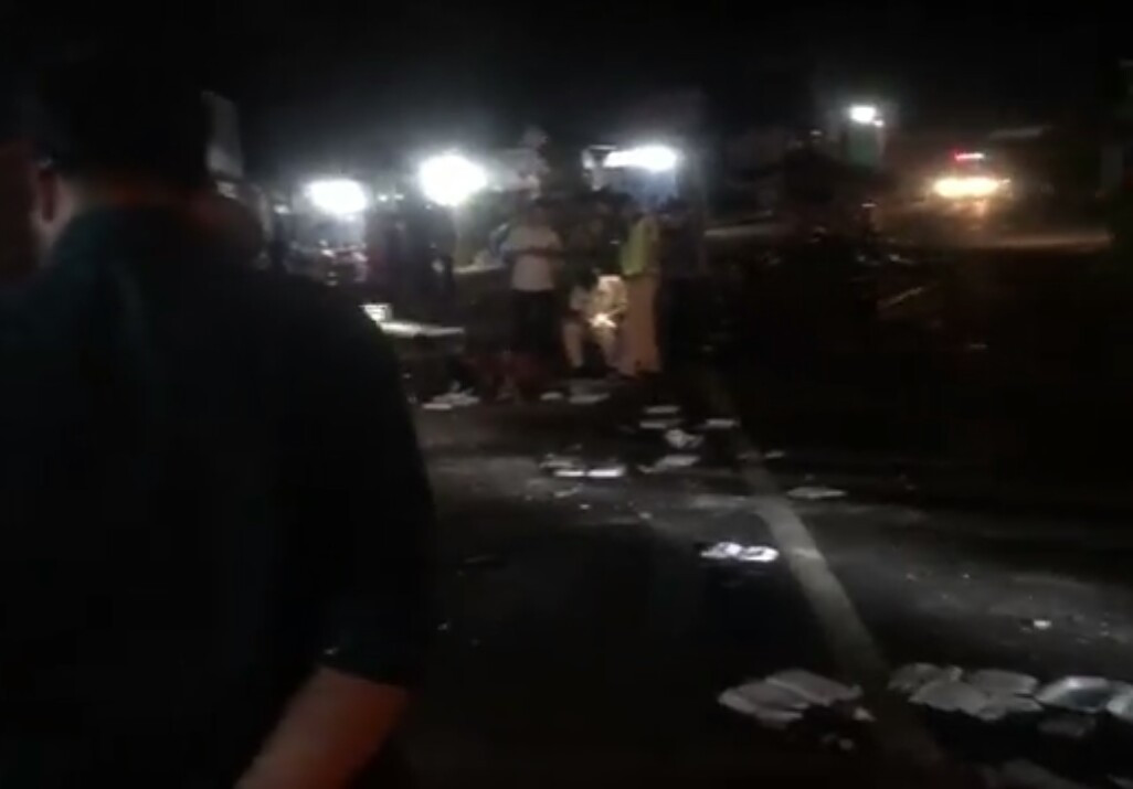 Xe tải lật ngửa khi đè bẹp 3 xe máy, tông sập nhà dân ảnh 5