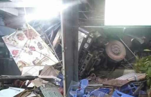 Xe tải lật ngửa khi đè bẹp 3 xe máy, tông sập nhà dân ảnh 1