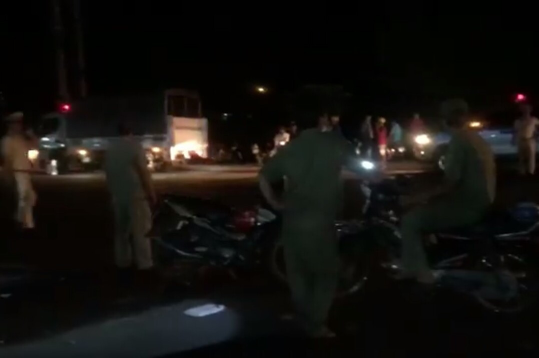 Xe tải lật ngửa khi đè bẹp 3 xe máy, tông sập nhà dân ảnh 4