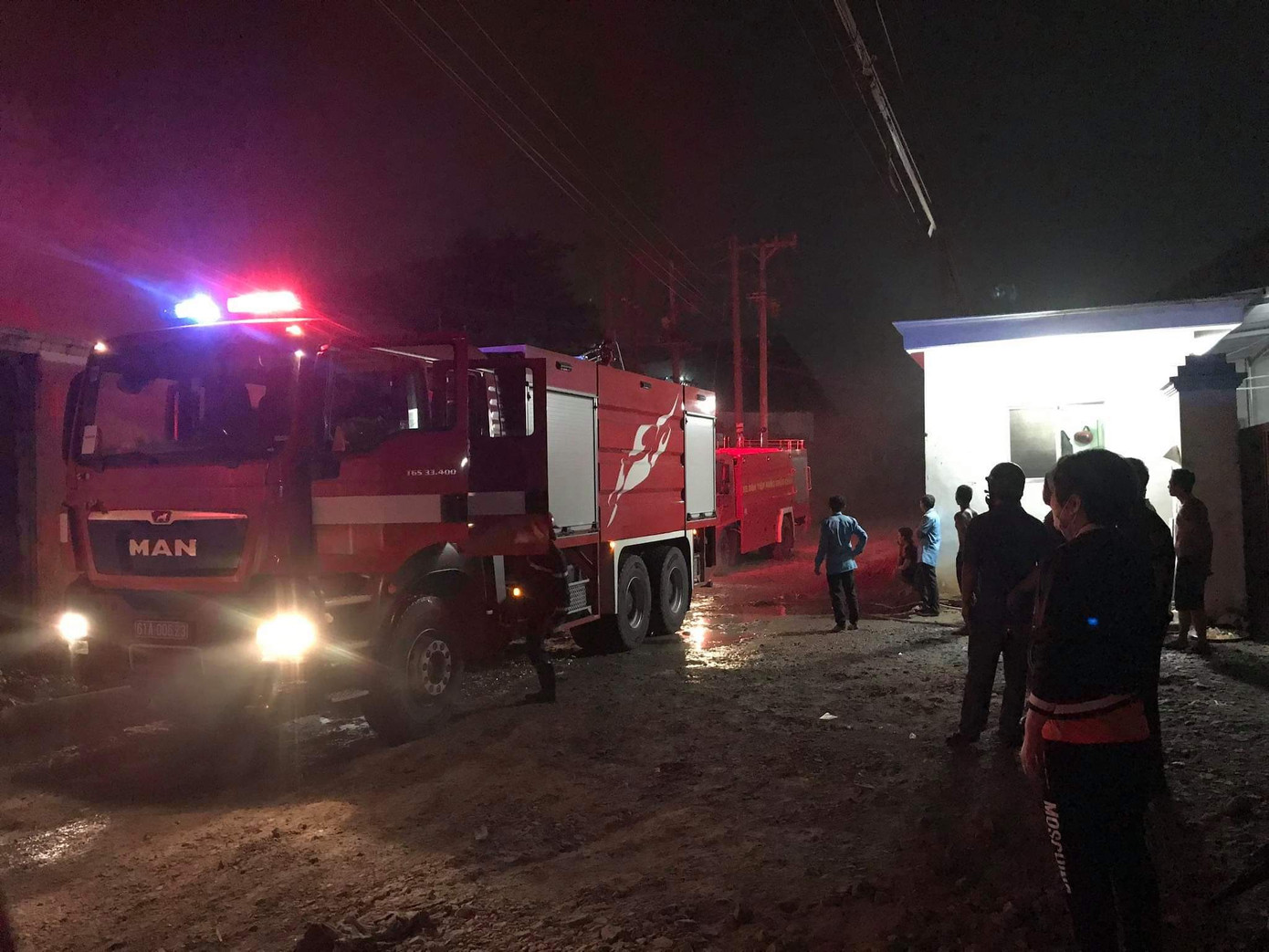 Công ty rộng 5.000m2 bốc cháy, công nhân tháo chạy trong đêm ảnh 2