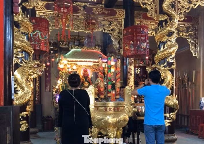Vì sao khách thường chui qua chân ngựa ở ngôi chùa cổ 150 năm tại Bình Dương? ảnh 5