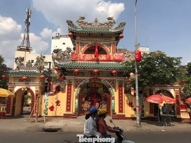 Vì sao khách thường chui qua chân ngựa ở ngôi chùa cổ 150 năm tại Bình Dương? ảnh 1