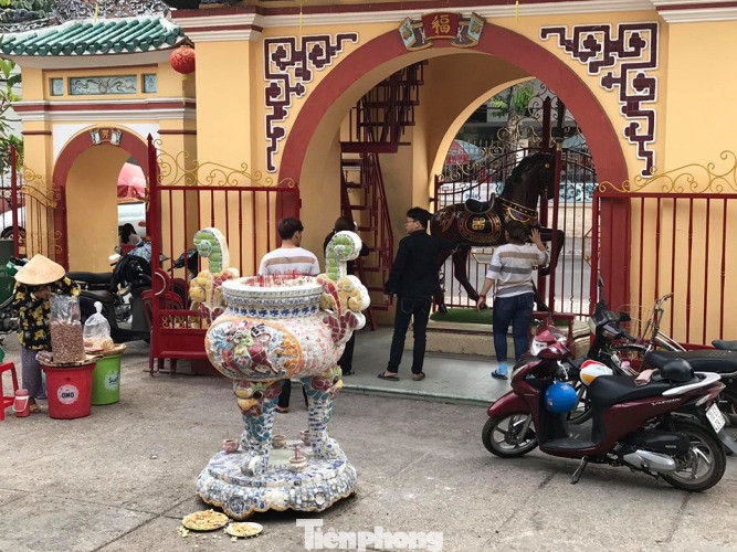 Vì sao khách thường chui qua chân ngựa ở ngôi chùa cổ 150 năm tại Bình Dương? ảnh 3