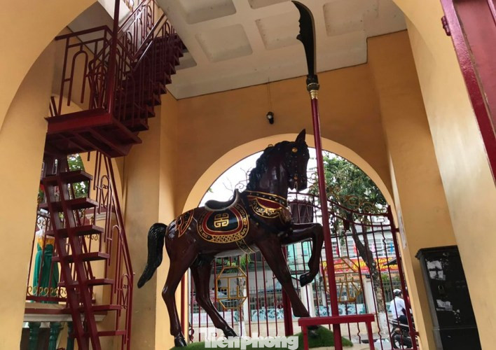 Vì sao khách thường chui qua chân ngựa ở ngôi chùa cổ 150 năm tại Bình Dương? ảnh 2