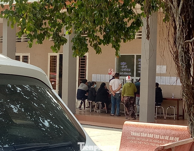 Trường lái ồ ạt sát hạch trước giờ lệnh cấm có hiệu lực ảnh 2