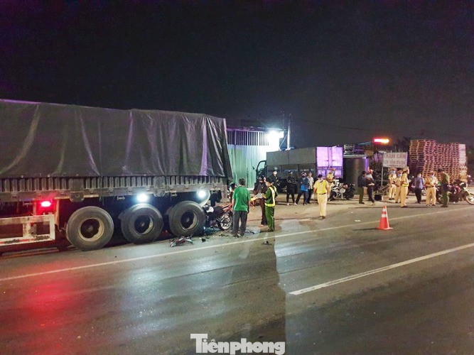 Lao xe máy vào đuôi xe container, hai thanh niên tử vong ảnh 1