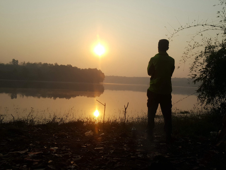 Chàng trai đi bộ 400 km về quê ăn Tết ảnh 1