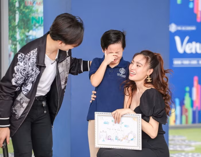 Sao Việt 24h: Mỹ Tâm livestream hát hò, Ninh Dương Lan Ngọc bị cháu ruột hỏi khó ảnh 3