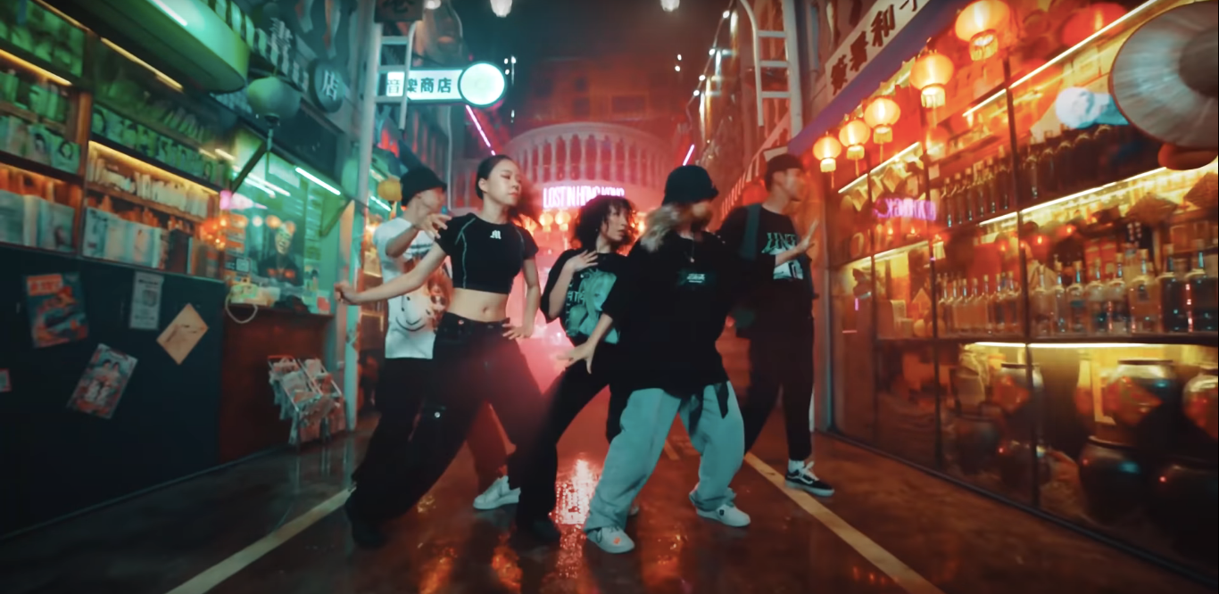 Mải “cày view” cho Sơn Tùng và Binz, đừng quên V-Pop còn có một MV khác cực đáng xem! ảnh 3