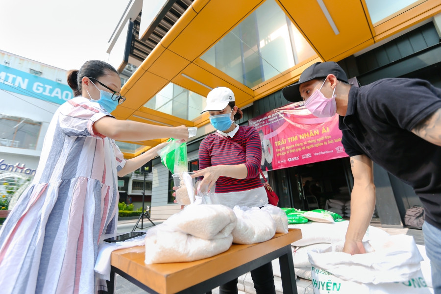 Sao Việt 24H: MC Nguyên Khang nói về quan điểm tặng gạo, “Người Ấy Là Ai” trở lại mùa 3 ảnh 2