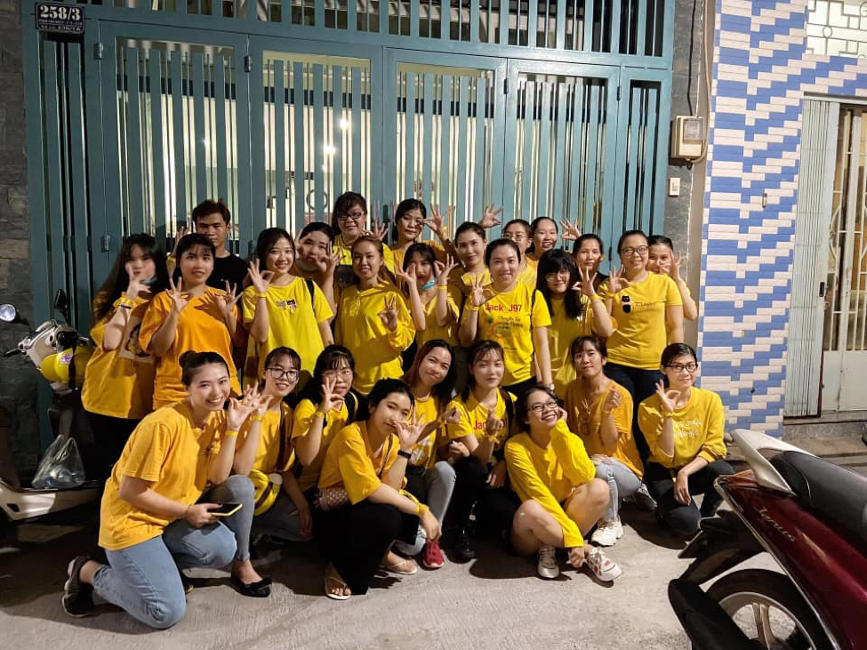 Hoạt động thiện nguyện của các Đom Đóm luôn khiến "Meo Meo" vô cùng tự hào và hạnh phúc. (Ảnh: Group Đom Đóm) Fandom của Jack trao quà đến người vô gia cư ở Sài Gòn, lan toả tinh thần vì cộng đồng ảnh 3
