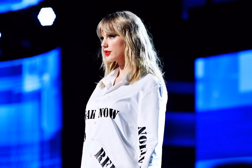 Katy Perry tiễn thẳng bản hit “E.T” kết hợp cùng Kanye West ra “chuồng gà” vì Taylor Swift ảnh 4