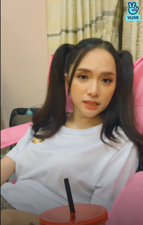 Hương Giang livestream để “mukbang”, fan “lầy lội” chỉ hỏi về 7 hằng đẳng thức đáng nhớ ảnh 2