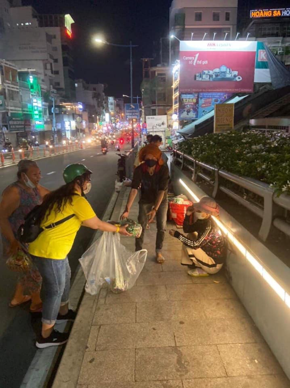 Được biết, ngoài các hoạt động giúp đỡ và hỗ trợ cho những người có hoàn cảnh khó khăn, các Đóm của cả 3 miền còn có những hoạt động cộng đồng rất ý nghĩa. Màu áo vàng xuất hiện cùng nhau cũng như nụ cười và sự nhiệt tình của các bạn Đóm mang đến nhiều thiện cảm trong mắt những khán giả. (Ảnh: Group Đom Đóm) Fandom của Jack trao quà đến người vô gia cư ở Sài Gòn, lan toả tinh thần vì cộng đồng ảnh 2