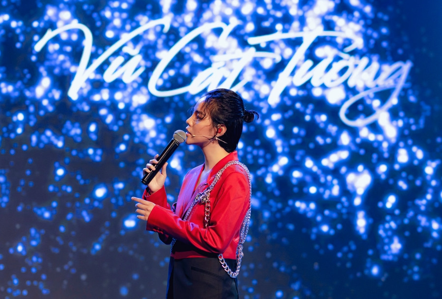 Sao Việt 24H: Vũ Cát Tường, Hoa hậu Tiểu Vy khiến khán giả bất ngờ với tạo hình mới ảnh 1