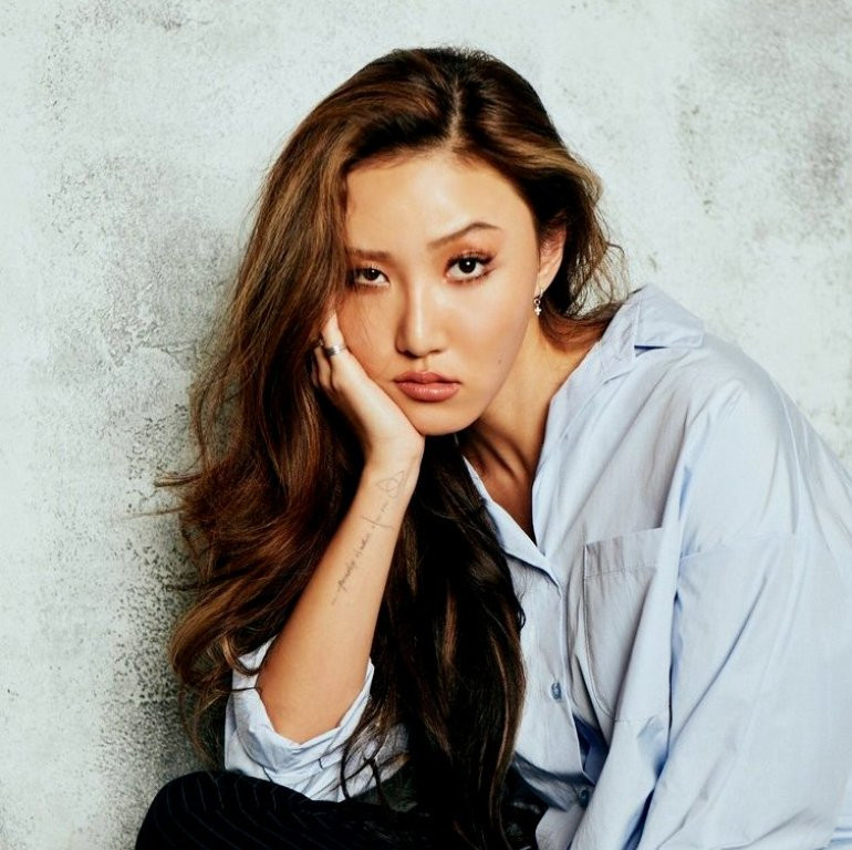 Dua Lipa bắt tay Hwasa (MAMAMOO) tạo thành “combo vật lý” công phá mọi trái tim ảnh 2