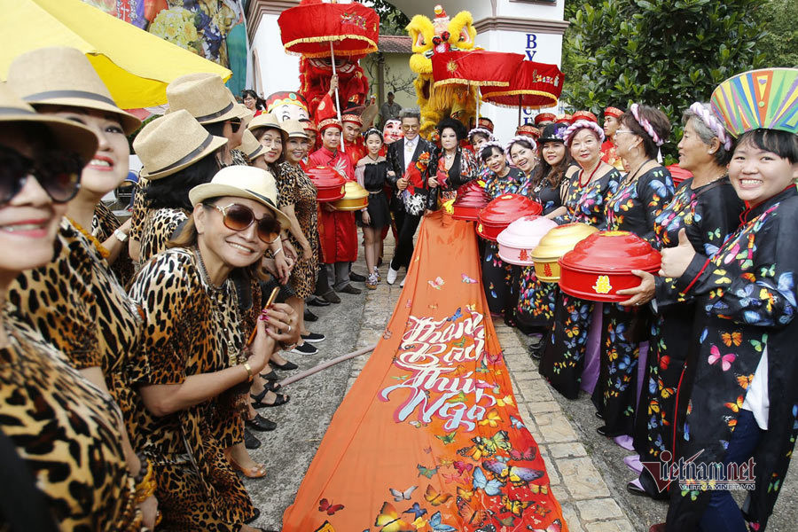 'Bà trùm' Thúy Nga làm đám cưới lần thứ 10 với MC Thanh Bạch ảnh 2