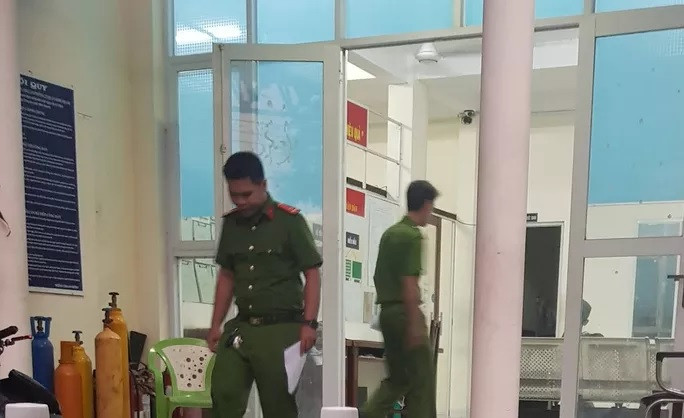 Cha dượng dọa ném con gái của vợ xuống sông Sài Gòn để đòi tiền ảnh 1