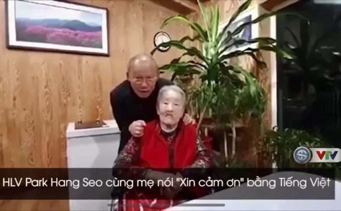 HLV Park Hang-seo gây sốt khi tập cho mẹ nói câu 'Xin cám ơn' bằng tiếng Việt ảnh 1
