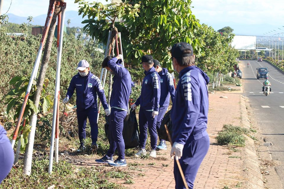 Cầu thủ HAGL chung tay bảo vệ môi trường, phòng dịch Covid-19 ảnh 9