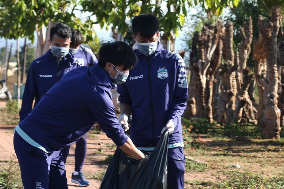 Cầu thủ HAGL chung tay bảo vệ môi trường, phòng dịch Covid-19 ảnh 10