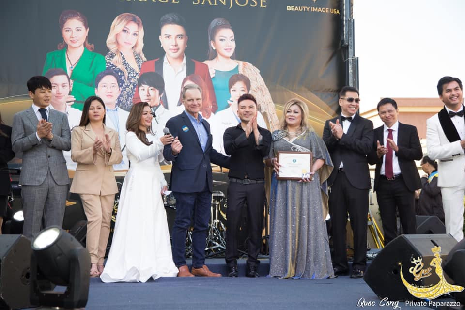 Ca sĩ Như Quỳnh duyên dáng áo dài dự khai trương Beauty Image tại Mỹ ảnh 6