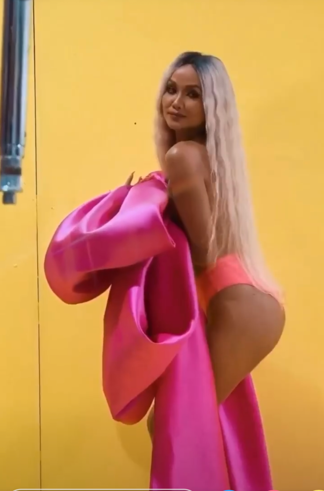 H'Hen Niê hé lộ tạo hình mới đầy nóng bỏng với bikini và tóc bạch kim ảnh 6