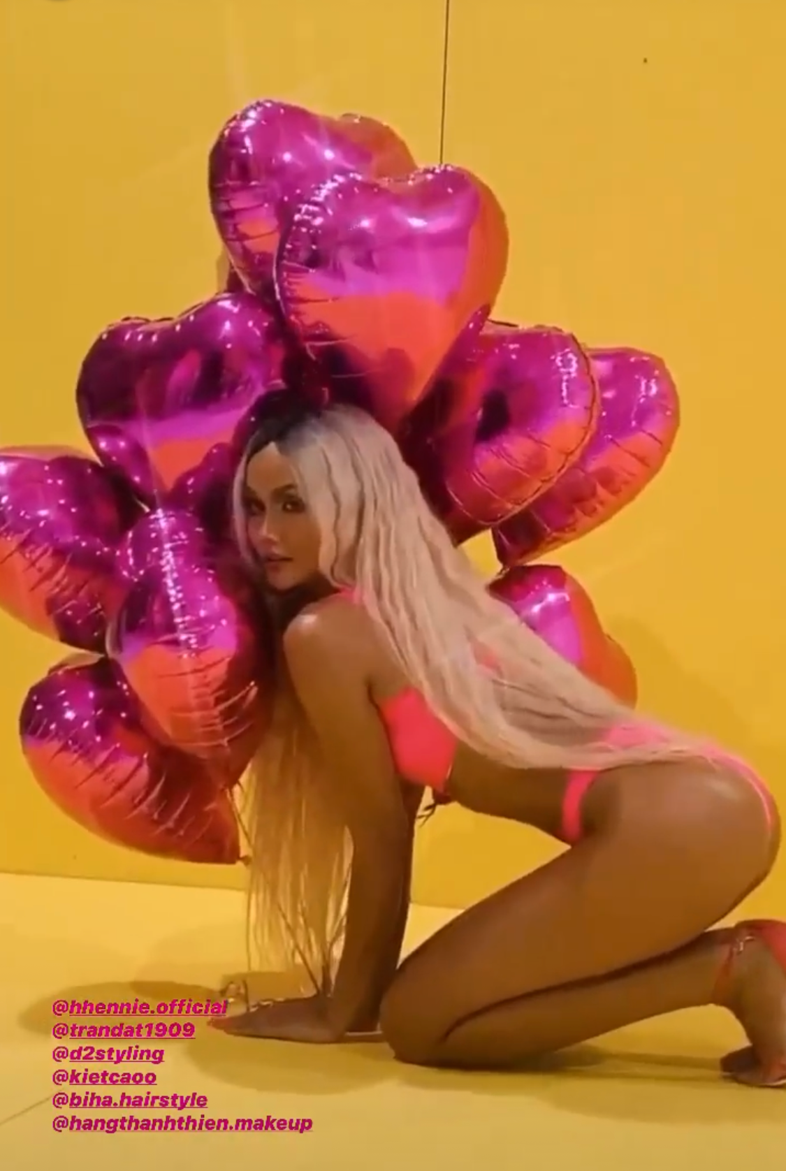 H'Hen Niê hé lộ tạo hình mới đầy nóng bỏng với bikini và tóc bạch kim ảnh 2