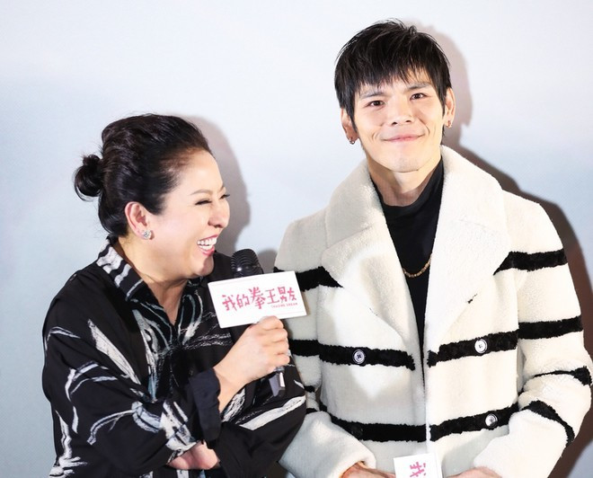 Showbiz 6/11: Sao nam 69 tuổi bị chỉ trích vì hẹn hò gái trẻ ảnh 2